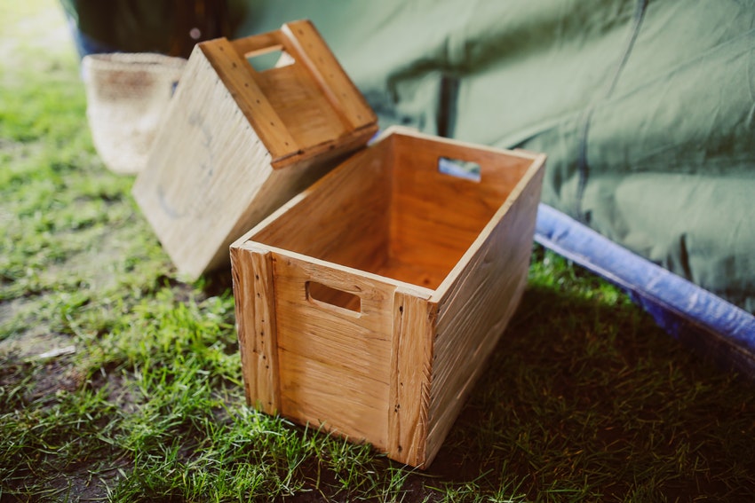 Cajas de madera con tapa para ocultar el embalaje isotérmico de alimentos
