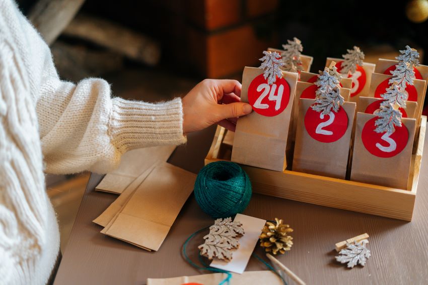 Escaparate de tienda decorado con motivos navideños y luces cálidas, reflejando el espíritu festivo para atraer clientes.
