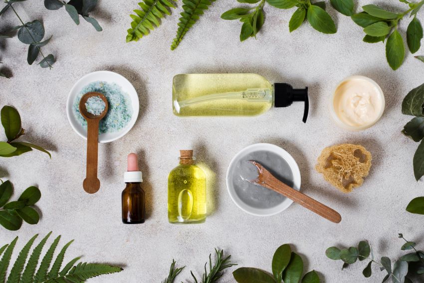 Una variedad de productos cosméticos con envases elegantes y minimalistas, creando una composición atractiva sobre un fondo
