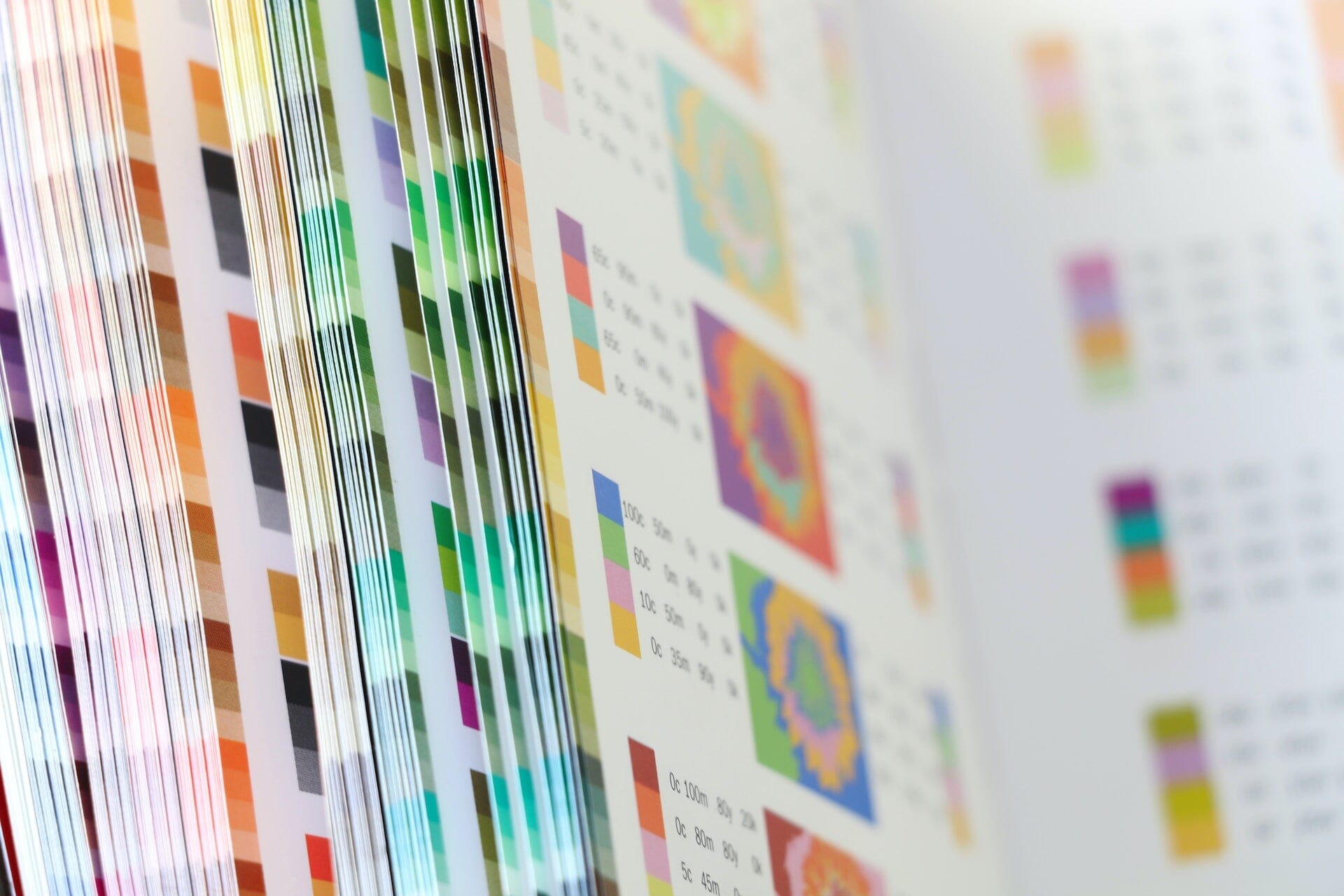 Comparación visual de los modelos de color CMYK y RGB, con sus paletas de colores representativas mostrando la gama de