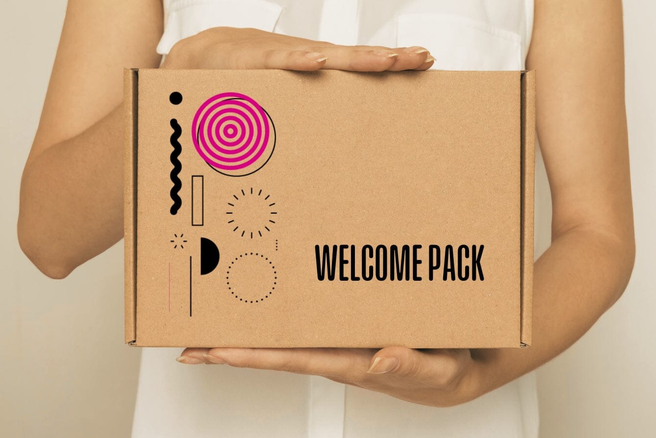 Caja de welcome pack personalizada con elementos de marca, incluyendo un llavero de control de acceso Sincla.