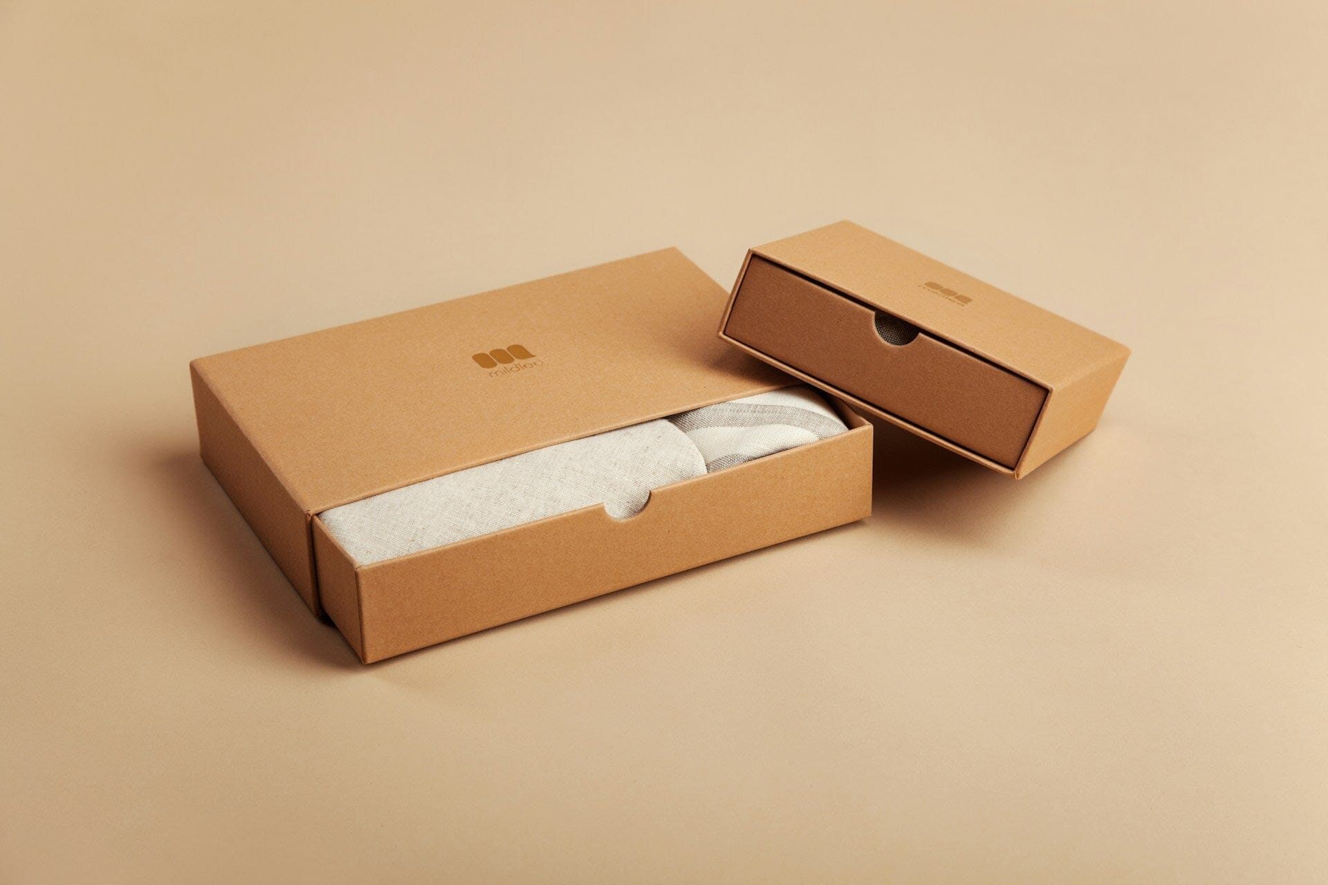 Ilustración de una caja de producto con un diseño innovador y atractivo, exhibiendo un logo moderno y colores llamativos
