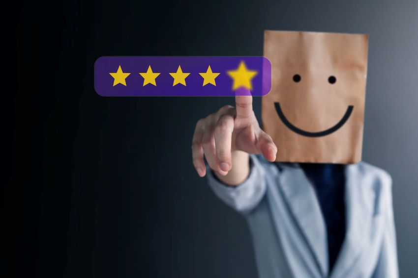 Hombre feliz comprando en su computadora mostrando la satisfacción del cliente fidelizado en un negocio online