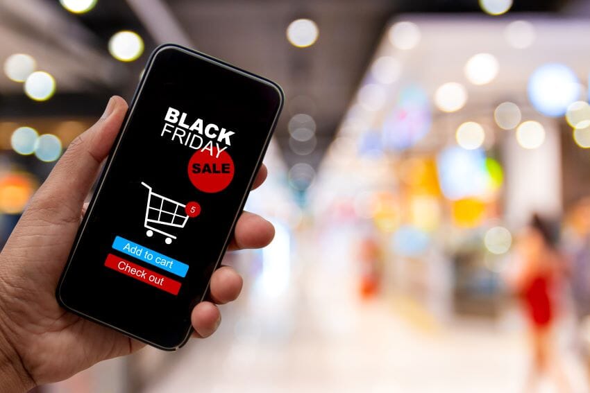 Una señal de Black Friday con bolsas de compra y un carrito, simbolizando las ofertas y descuentos del evento.