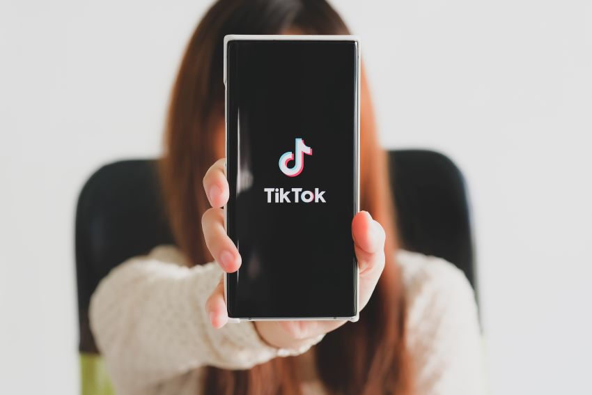 Iconos de TikTok sobre un fondo difuminado, representando la venta de productos online