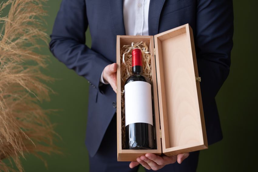 Una caja con un diseño elegante de cerradura inteligente, mostrando un eslogan atractivo.