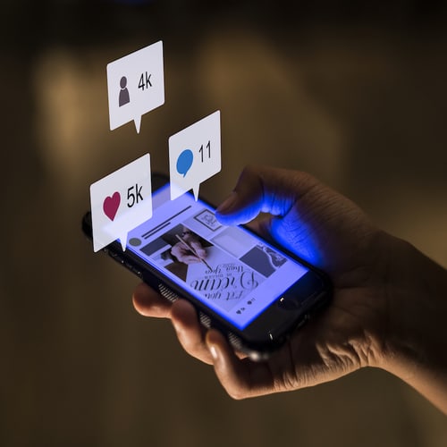 Hombre usando un portátil, ilustrando la conexión entre ecommerce y redes sociales para vender más productos.