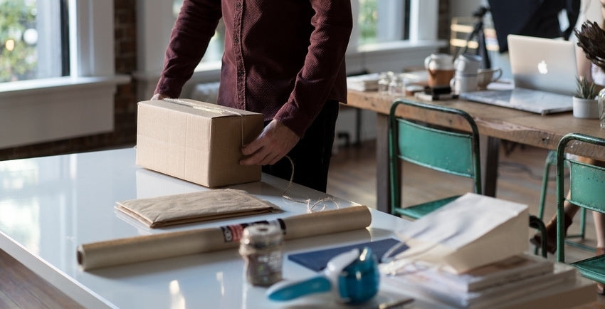 Variedad de flejes de distintos materiales, incluyendo metálicos y de acero, utilizados en el embalaje de cajas de madera