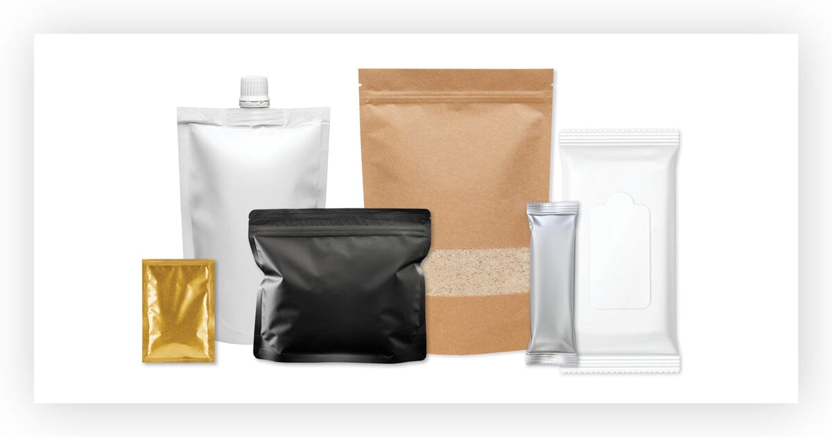 Una variedad de empaques flexibles como bolsas resellables, envases biodegradables y doy-packs, mostrando diversidad