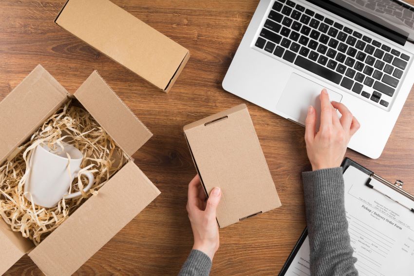 Cajas de cartón reusables apiladas, simbolizando un packaging sostenible y la reducción de residuos.