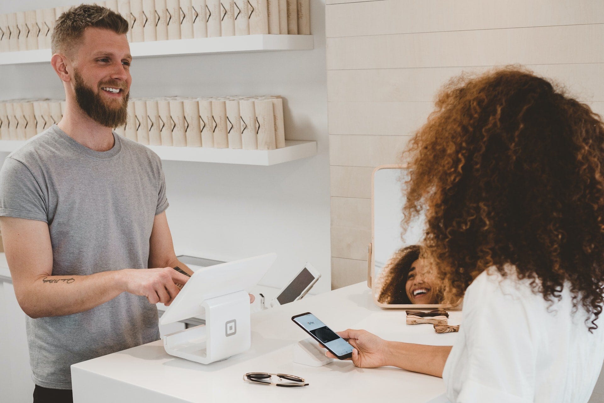 Dispositivo móvil mostrando una aplicación de comercio electrónico con productos y un botón de compra rápida