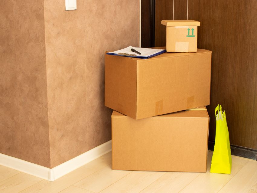 Variedad de símbolos de embalaje comunes en cajas de cartón, indicando fragilidad, orientación y protección contra la