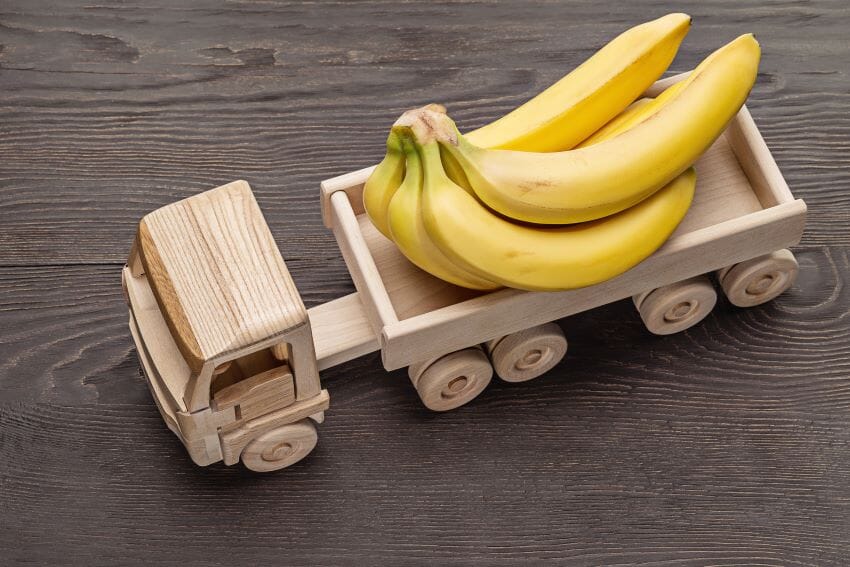 Cajas de frutas y hortalizas apiladas para su transporte seguro