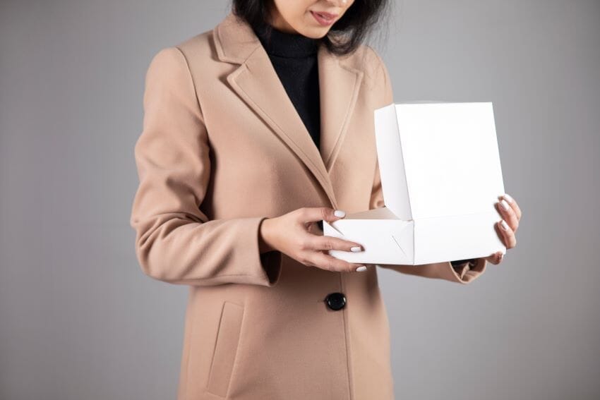 Una caja de suscripción abierta con productos atractivos en su interior, lista para enviar y deleitar a un cliente.